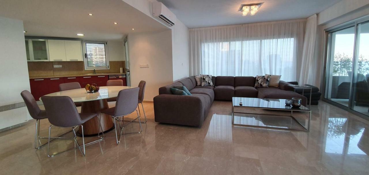 Pegasus Beach Front Lägenhet Limassol Exteriör bild