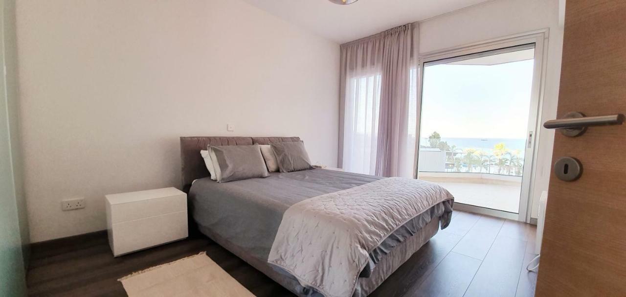 Pegasus Beach Front Lägenhet Limassol Exteriör bild